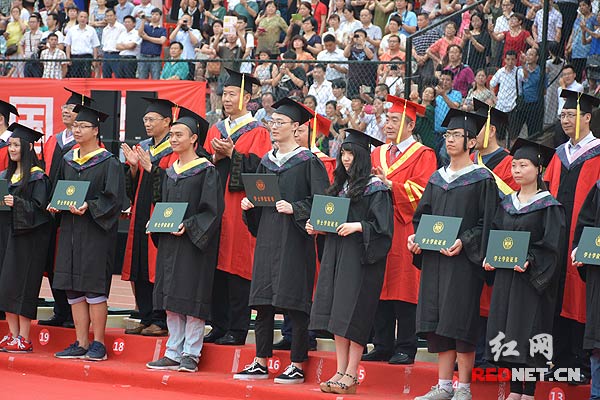 湖南大学毕业证实拍图